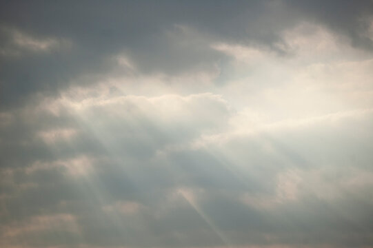 Sonnenstrahlen brechen durch die Wolkendecke