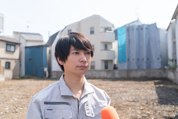 インタビュー　作業服のビジネスマン