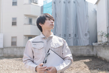 住宅を調査するビジネスマン