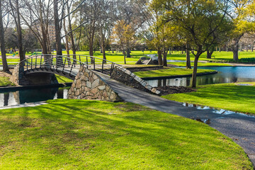 Obraz premium Historic Rymill Park bridge over the pond in Adelaide city on a sunny winter morning, South Australia
