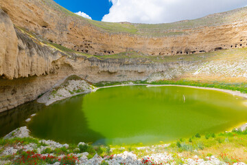 Çıralı Obruğu is in Akviran Plateau in the northwest of Yenikent Subdistrict in Karapınar...