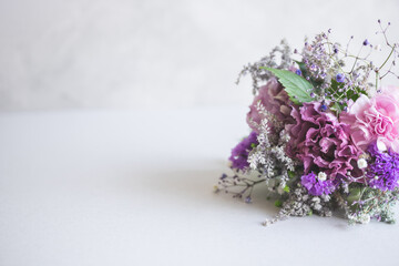 花　ブーケ　紫色　背景　コピースペース