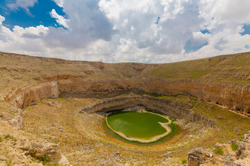 Çıralı Obruğu is in Akviran Plateau in the northwest of Yenikent Subdistrict in Karapınar...
