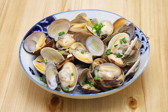 Asari no sakamushi is Japanese asari clams steamed with sake ( rice wine ).