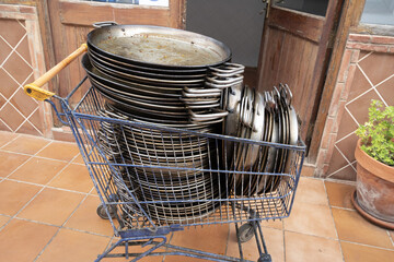 Valencia paella many empty pans