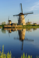 Unesco Werelderfgoed Kinderdijk Molens, Ancient Windmills at dusk in Kinderdijk in Netherlands