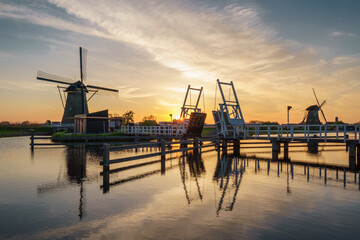 Fototapeta na wymiar Unesco Werelderfgoed Kinderdijk Molens, Ancient Windmills at dusk in Kinderdijk in Netherlands