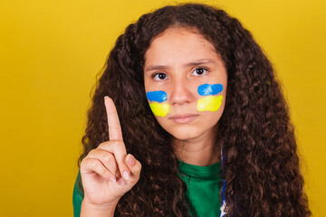 Brazilian caucasian girl, soccer fan, close-up photo, expression of attention, important, index...