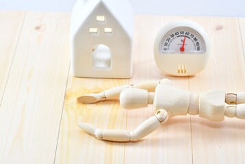 湿度計と倒れている人形で熱中症のイメージ