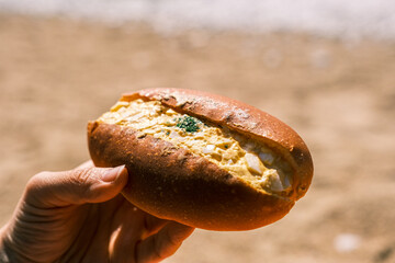 【砂浜】たまごロールパン