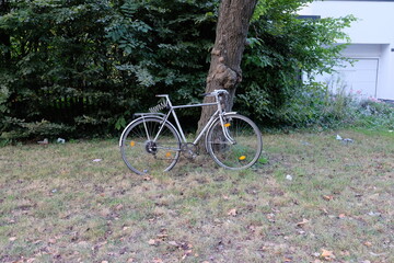 Fototapeta na wymiar FU 2020-09-19 Schule 81 Am Baum ist ein Fahrrad angelehnt