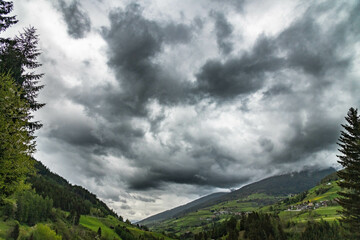 Wipptal in Tirol mit Gewitterwolken