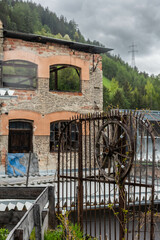 Ruine mit Eisenzaun in Matrei am Brenner, Tirol