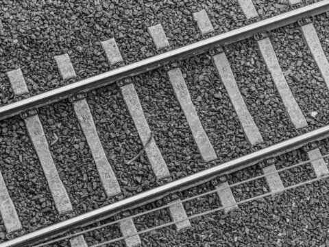 Geleise mit Betonschweller, schwarz-weiss