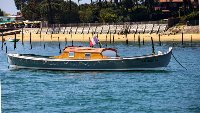 pinasse, bateau typique du bassin en bois sur le bassin d'Arcachon