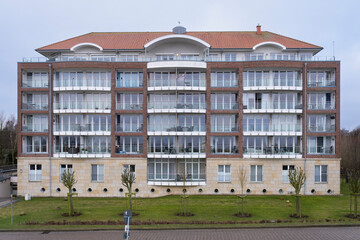 Mehrfamilienhaus mit Balkonen, Cuxhaven, Niedersachsen, Deutschland, Europa