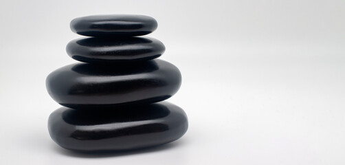 Piedras volcánicas de masaje, piedras calientes para tratamiento de masaje; sobre fondo blanco