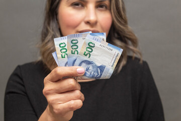 woman showing 500 mexican pesos bills. economy concept. money - obrazy, fototapety, plakaty