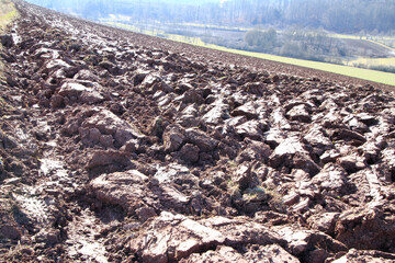 Obraz premium Ackerland wird im Frühjahr umgedreht. Dermbach, Thüringen, Deutschland, Europa -- Farmland is turned over in the spring. Dermbach, Thuringia, Germany, Europe