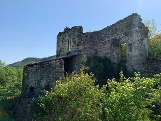 Ruines forêt d'Ardèche