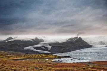 Foto op Plexiglas Beautiful view of glaciers melting on the coast of Iceland © Jeanspix/Wirestock Creators