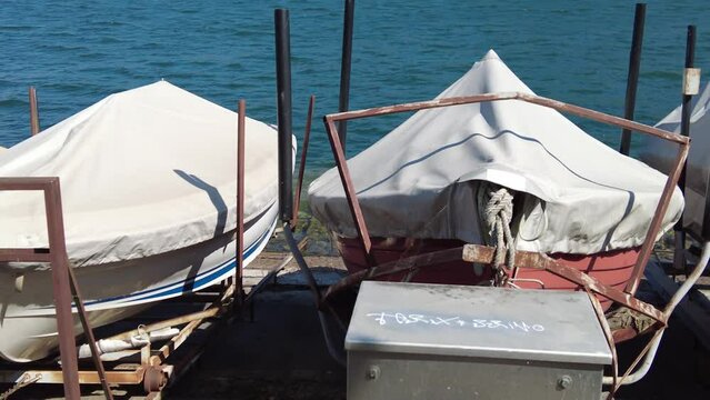 Mouvement de cam&eacute;ra avec des barques couvertes