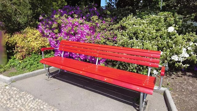 Mouvement de cam&eacute;ra autour d'un banc rouge