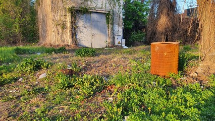 Garbage that tries to absorb nature