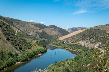 Entre montes e montanhas o rio Douro em Trás os Montes, Portugal