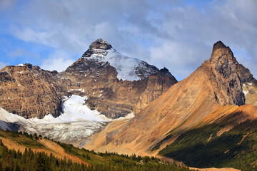Fototapeta premium Mount Athabasca Glacier, Hilda Peak in foreground. Columbia Icefields, Jasper National Park, Alberta, Canada.