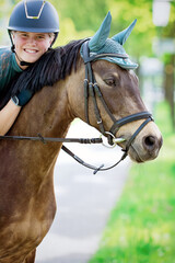 Gl&uuml;ckliches M&auml;dchen mit Pferd