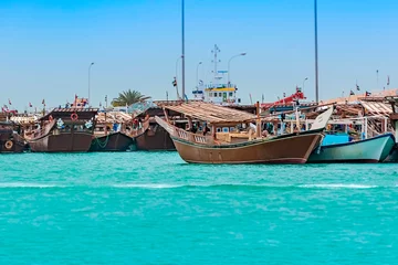 Foto op Canvas Traditionele Dhow vissersboten die aanmeren in de haven van Al-Mina in Abu Dhabi, Verenigde Arabische Emiraten © Christian Schmidt 