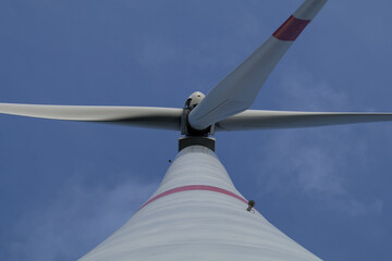 Windkraftanlage Mast Rotor Nabe blauer Himmel 