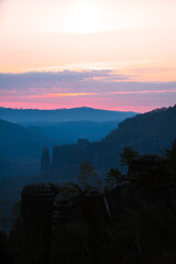 Morgens zur Blauen Stunde zum Sonnenaufgang in der Sächsischen Schweiz mit Bloßstock Felsen