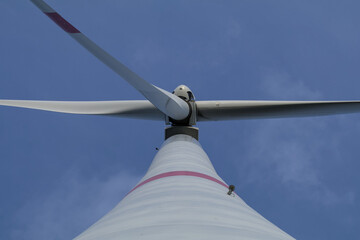 Windkraftanlage Mast Rotor Nabe blauer Himmel 