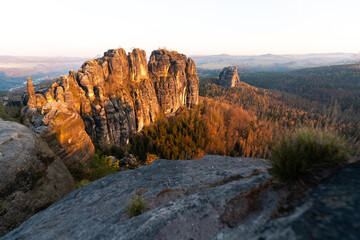 Schrammsteine Felsen Sächsische Schweiz in Sachsen Deutschland zum Sonnenaufgang 