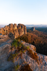 Schrammsteine Felsen Sächsische Schweiz in Sachsen Deutschland zum Sonnenaufgang 