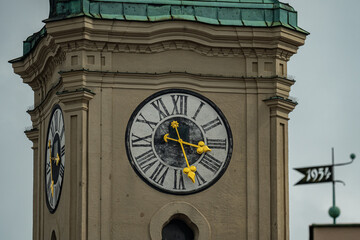 Uhr an Heilig Geist Kirche München