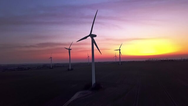 Windkraftanlagen im Sonnenuntergang