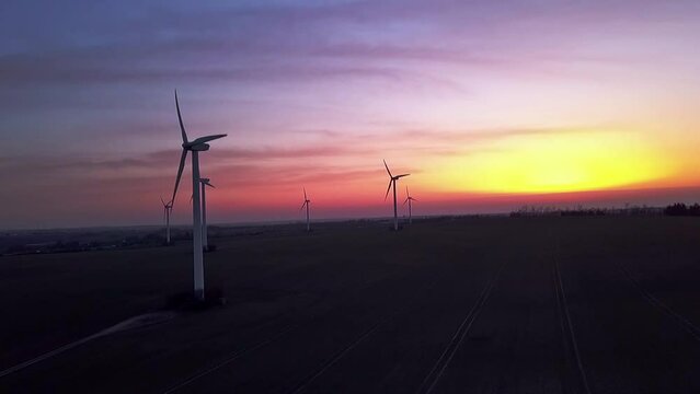 Windkraftanlagen im Sonnenuntergang