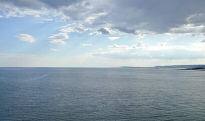 Obraz premium survol de la mer méditerranée par un jour sans vent et nuageux en occitanie