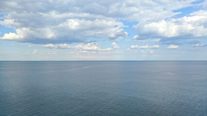 survol de la mer méditerranée par un jour sans vent et nuageux en occitanie
