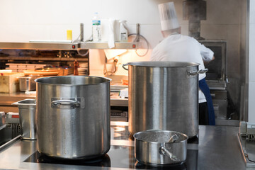 Calderos en una cocina industrial