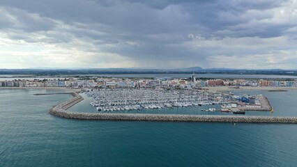 survol du port de Palavas-les-Flots près de Montpellier au bord de la mer méditerranée dans le sud de la France	