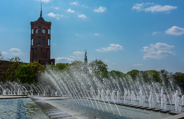Springbrunnen und Wasserfontänen am Alexanderplatz,