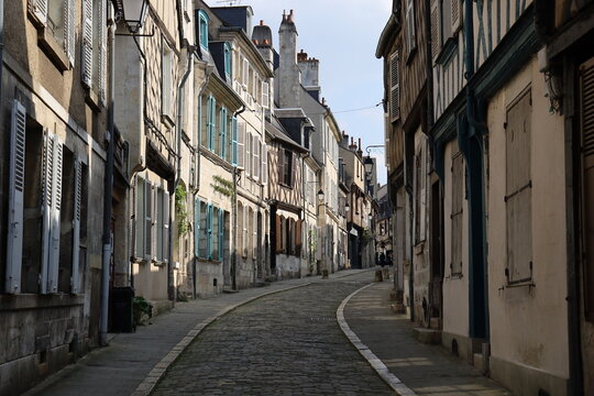 Fototapeta Vieille rue typique, ville de Bourges, département du Cher, France