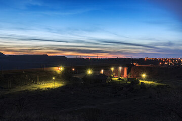 Fototapeta na wymiar Evening panorama of the railway bridge and the city