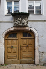 tür an der fassade eines alten hauses in füssen, bayern, deutschland