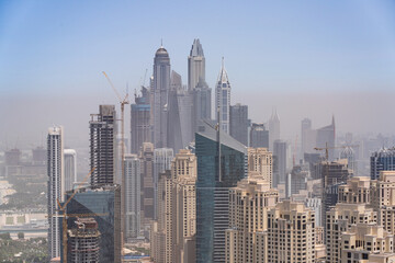 Dubai Marina Skyline. Luftaufnahme am Morgen mit Sand und Nebel