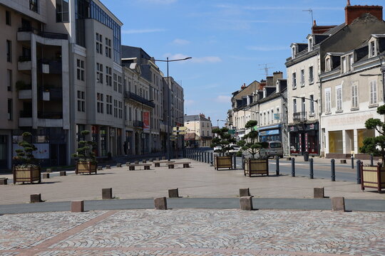 La place Voltaire, ville de Ch&acirc;teauroux, d&eacute;partement de l'Indre, France